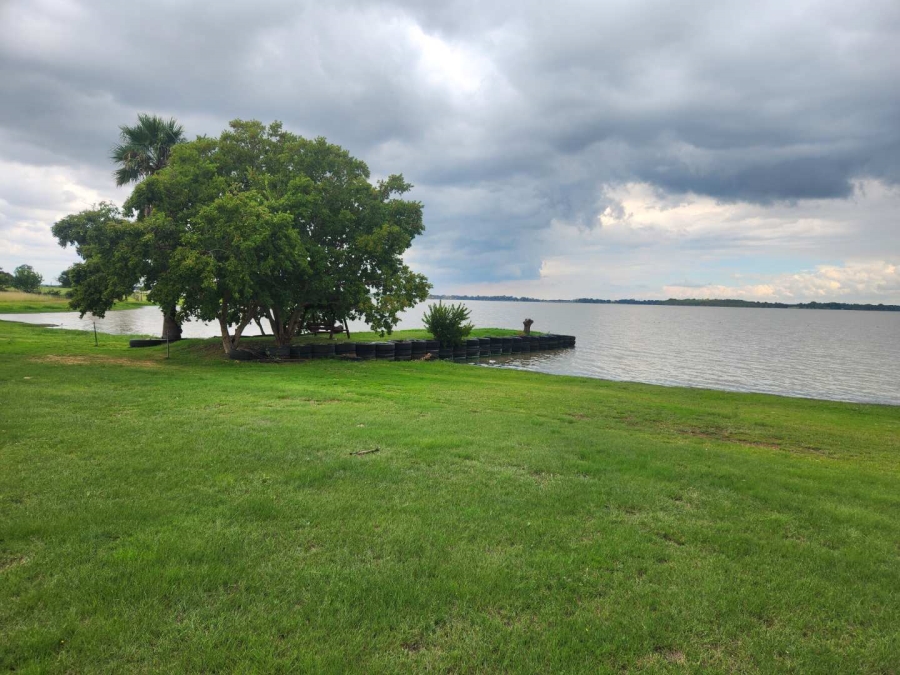 6 Bedroom Property for Sale in Oranjeville Free State